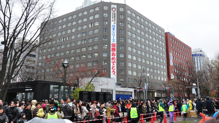 北海道日本ハムファイターズ優勝パレードを待つ人々（2016/11/20）